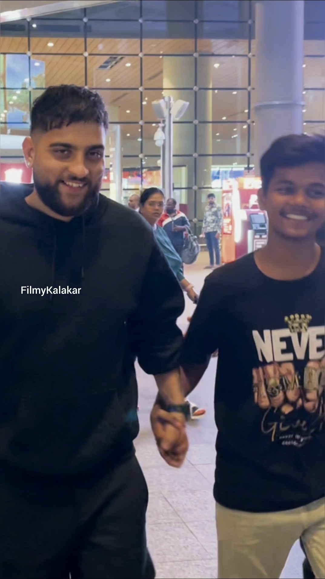 #karanaujla makes a fan's day better by obliging him with a photo ❤️ #filmykalakar