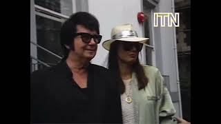 ROY ORBISON ARRIVES TO ABBEY ROAD STUDIOS WITH HIS WIFE BARBARA.