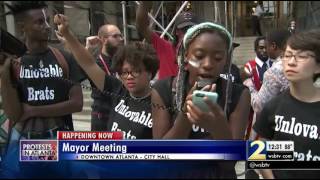 Black Lives Matter protesters meet with Mayor Reed