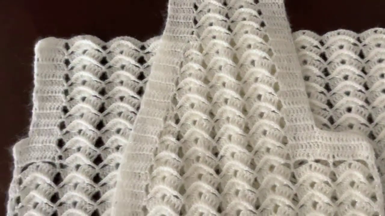 Nazlı Manolya Çiçekleri Yeleğin Kol Ve Yaka Kesimi