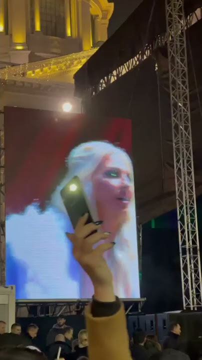 Jelena Karleusa ispred skupstine 2022