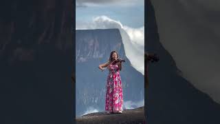 🎻 Melanie Brito desde la Cima del Roraima interpretando el tema Venezuela con su Violín.