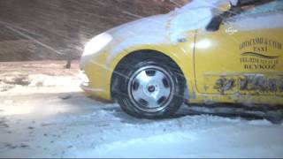Karlı yolda kayan araç sürücülerinin zor anları