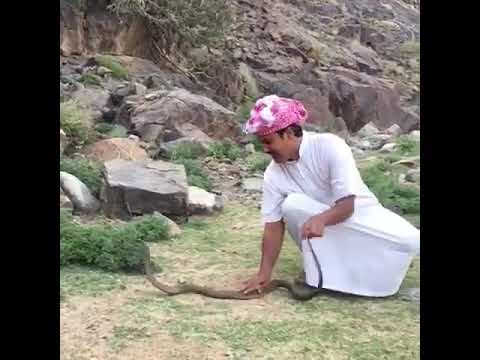 رجل يحمل بين يديه الموت الزؤام