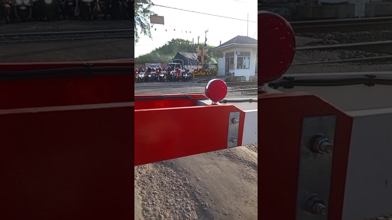 Antrian Palang Pintu Kereta  🇲🇨