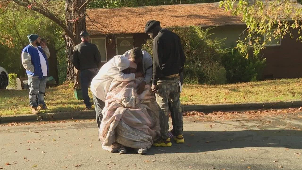 Grandmother in wheelchair rescued from burning Atlanta home - YouTube