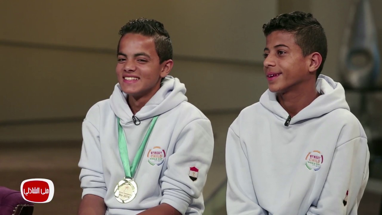 شاهد الاعلامية مني الشاذلي تنهمر من البكاء والجمهور وكل من راء الفيديو " منتخب أطفال الشوارع "