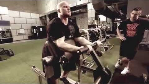 Ben Pakulski using the Watson Power Curl Bar Extreme