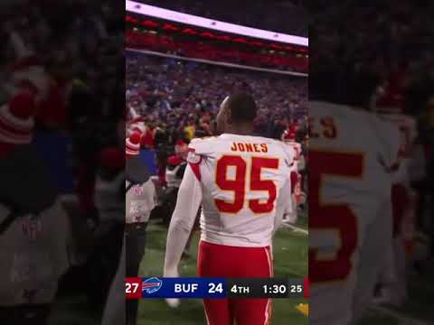 El VACILE de Chris Jones a los aficionados de los Bills. Tiran bolas de nieve y responde BAILÁNDOLES