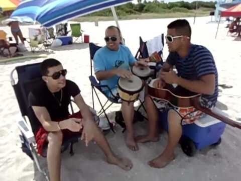 Andy King y Gabriel descargando en la playa