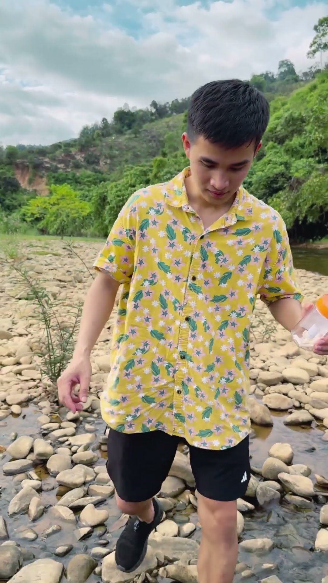 LNS - Bàn tay bẩn và xà phòng tiện lợi || Dirty hands and convenient soap #shorts