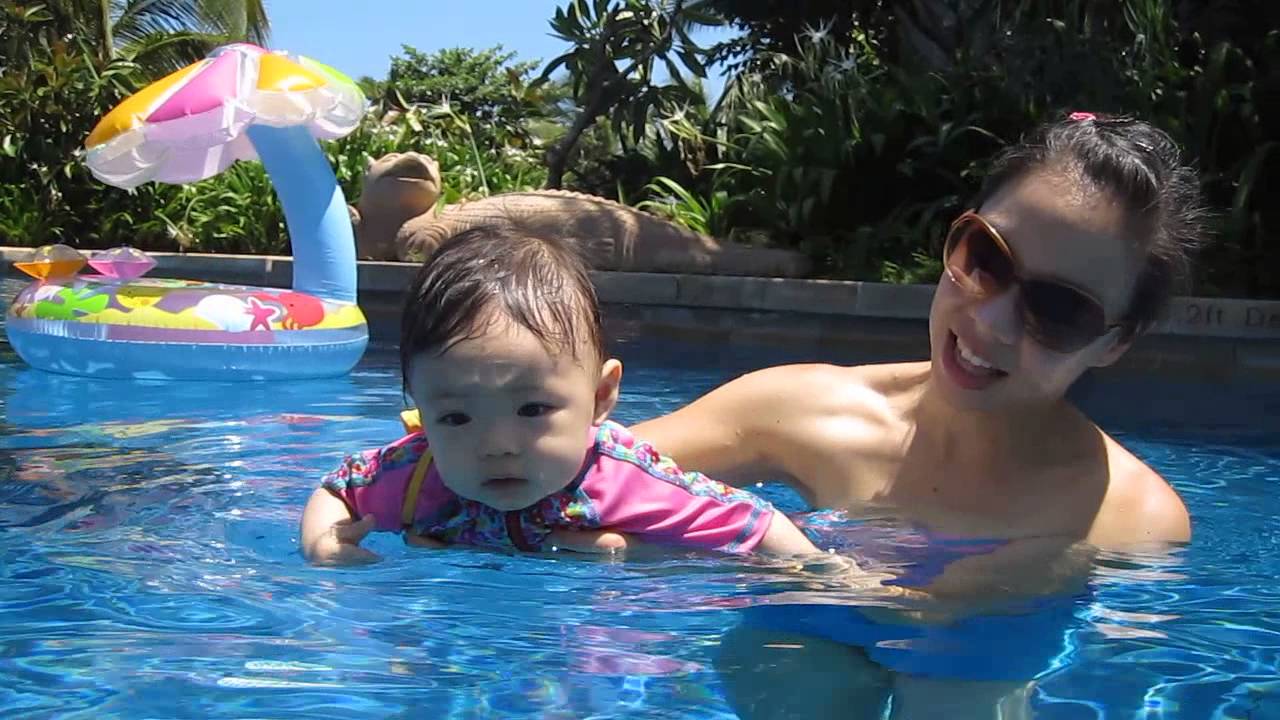Zoe's first dip in the pool - YouTube