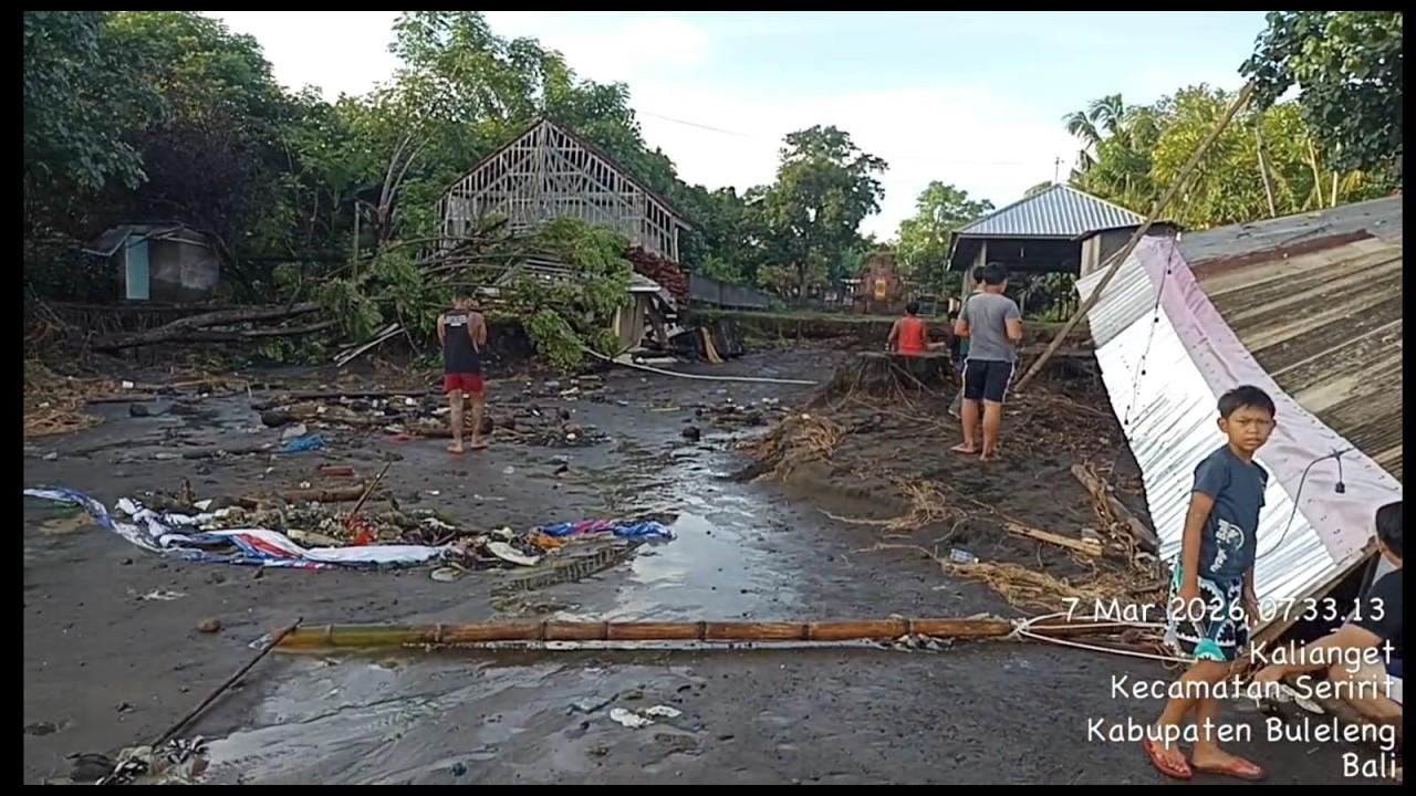DETIK DETIK BANJIR BANDANG DI PANTAI KALIANGET
