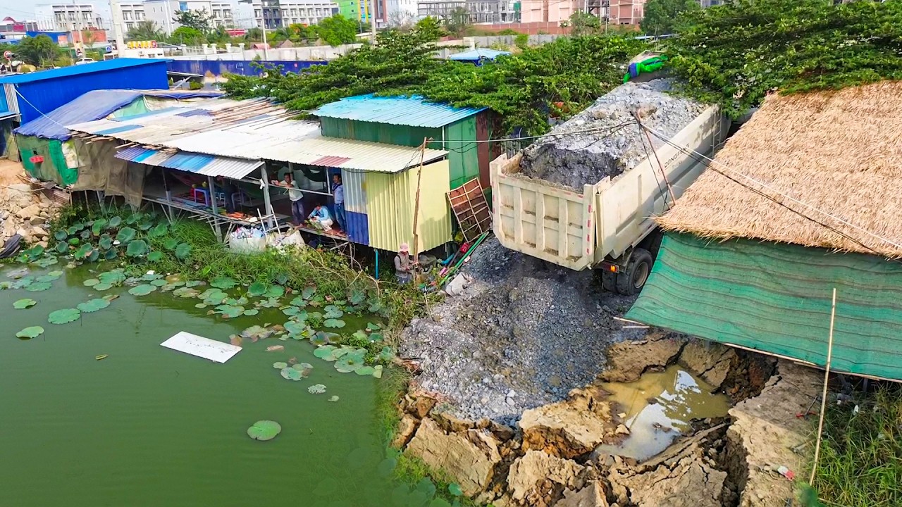 Be Careful! SHANTUI Dozer Starts New Landfill Project 25-Ton DONGFENG Truck Unloading