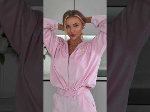 Женские костюмы летние повседневные Костюм шорты с кофтой с капюшоном Стильный велюровый костюм Костюм женский легкий летний, видео 3