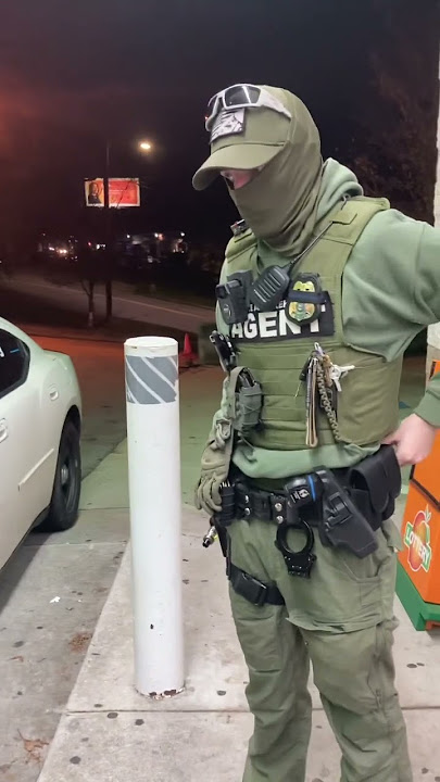 When a undercover cop pulls up in the hood with Superstar￼