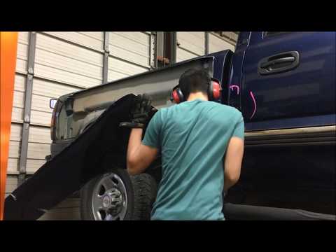 Video: Paano mo aalisin ang panel ng pinto mula sa isang 1998 Chevy truck?