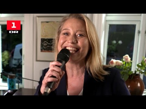 Video: Julia Vysotskaya Kom På Date Med Mannen Sin I En Silkebluse Uten Undertøy