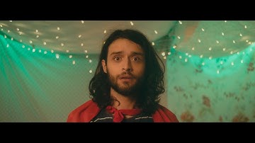 Alan Sutton y las criaturitas de la ansiedad - MÁS SENCILLO (Official Video)