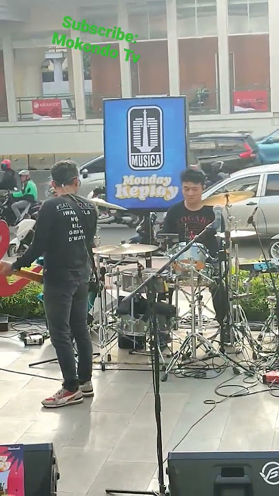 Lihat Kru Band Lagi Cek Sound Drum Unik d'masiv Bass Drum nya Madep Ke Atas Saat Konser Di Sarinah