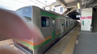 E231系1000番台ﾔﾏU115編成とﾔﾏU629編成が普通宇都宮線行として小山駅10番線から発車するシーン