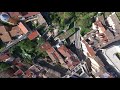 Film aérien par drone de travaux acrobatiques sur falaises