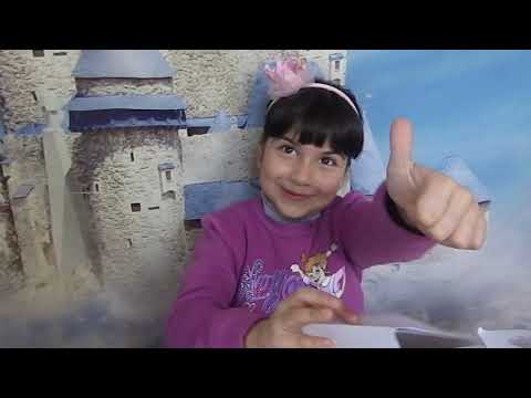 ანას დაბადების დღეს მასწავლებელი და თანაკლასელები ულოცავენ.