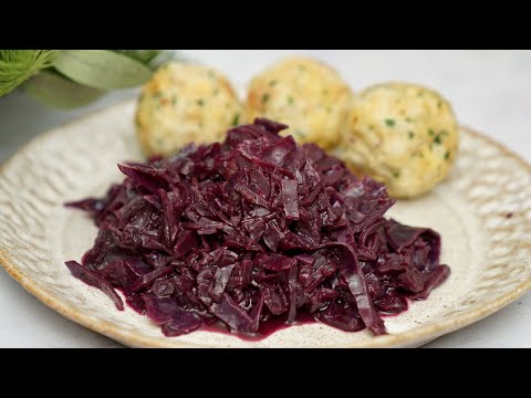 Hier habt ihr nochmal das genaue Rezept :) 1 Kopf Rotkohl 3 Äpfel 3 Zwiebeln Öl Salz Zucker oder Hon. 