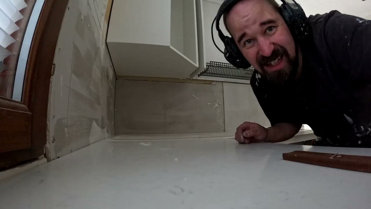 Välitilan laatoitus massiivi laatalla.