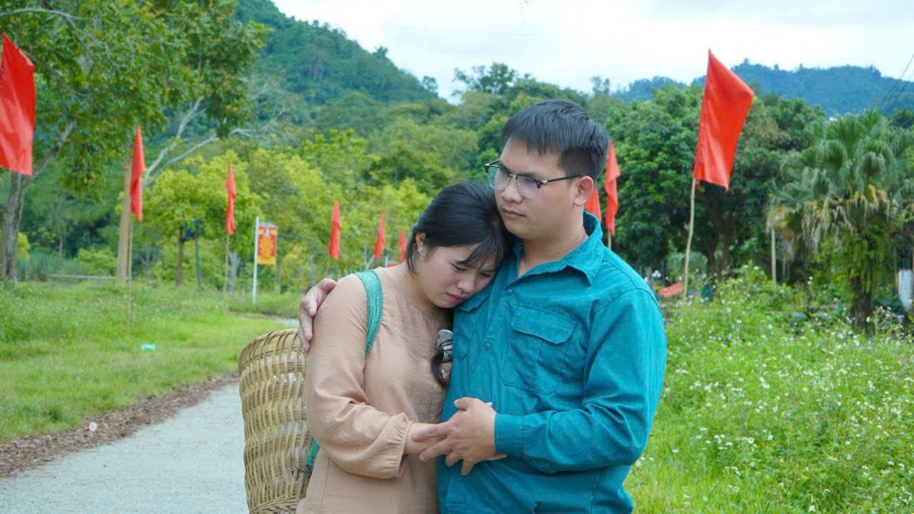 Добрый полицейский снова находит деревенскую девушку после долгих лет разлуки