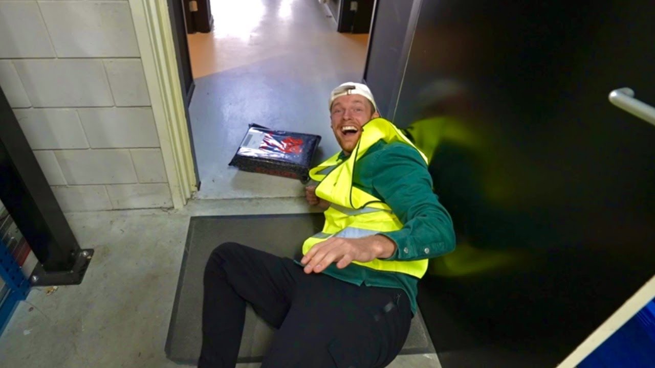 ENZO KOMT MET DE DEUR IN HUIS VALLEN!😂 - YouTube