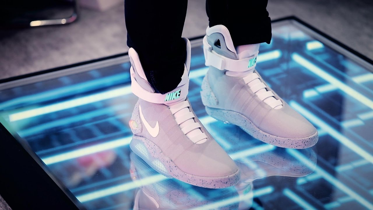 Estúpido giratorio Serrado Nike's limited edition self-lacing 'Back to the Future' shoes - YouTube