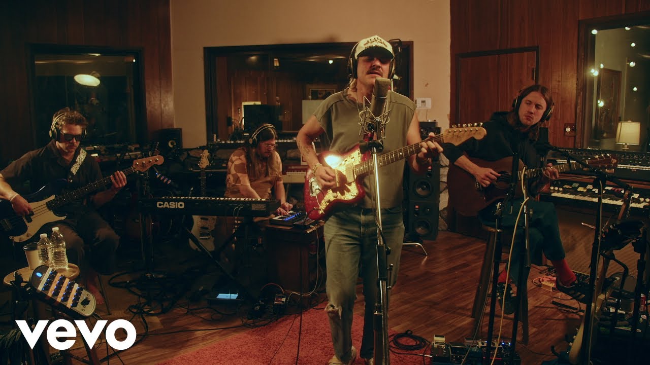 Medium Build – Stick Around || goodnoise live