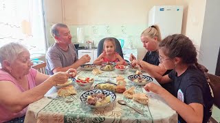 картинка: У МАМЫ всегда хорошо. Привезли продукты. Брату становится лучше.