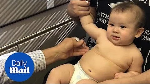 Doctor distracts baby from her shots with goofy tune - DayDayNews