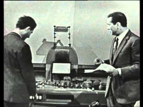 Enzo Tortora presenta l'esordio della moviola a "La Domenica Sportiva" (1965)