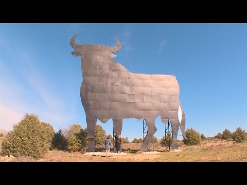 El primer toro de Osborne se instaló en Madrid en 1957 - YouTube