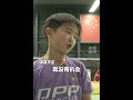 球不落地，永不放弃！8岁男孩为追分反复鱼跃救球，赢得全场欢呼。好样的！