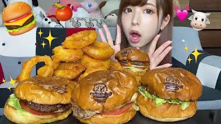 肉厚のハンバーガー食べる