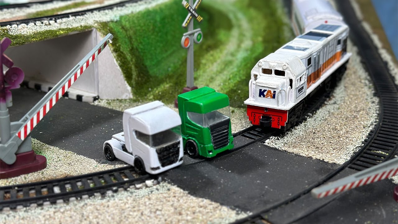 Unboxing dan Merakit Kereta Api CC201 Terbaru Langsung Rolling Menabrak 2 Truk Tronton Di Rel Kereta