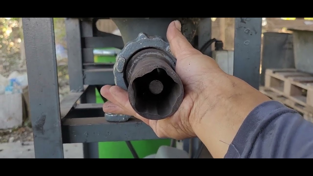 ถ่านอัดแท่ง(charcoal briquette) : เครื่องทำถ่านอัดแท่งดัดแปลงจากเครื่องบดเนื้อ