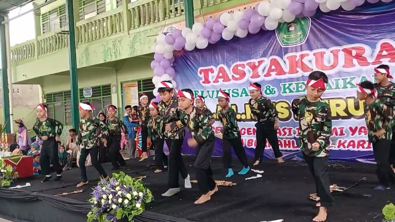 penampilan tari komando kelas 2b MI NURUL YAQIN