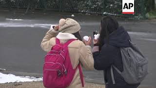 Tourists enjoy the snow near the Eiffel Tower in Paris screenshot 3