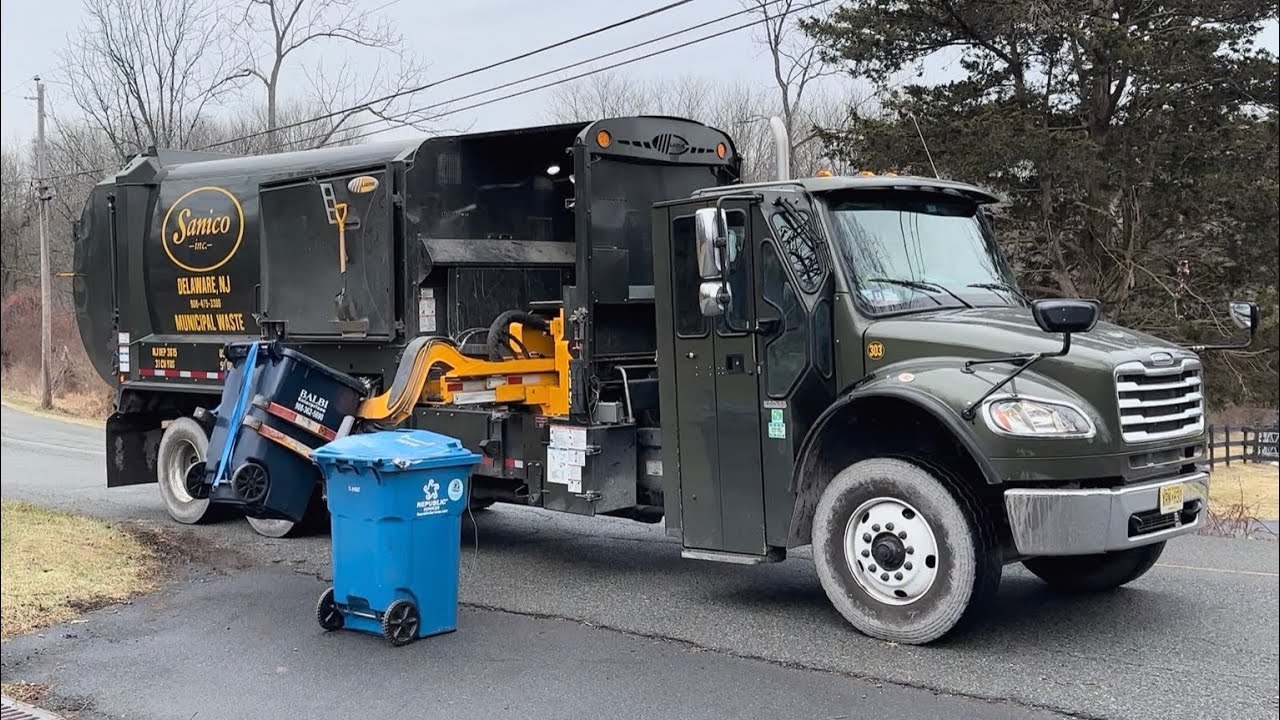 Sanico Labrie garbage truck packing heavy trash 