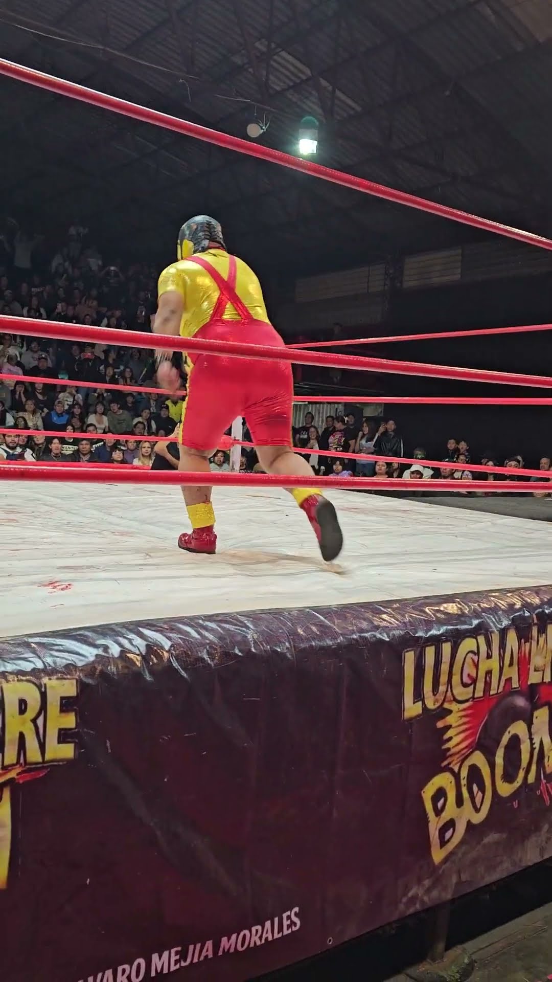 Tope de Súper Pinochito sobre Demus en la Arena López Mateos