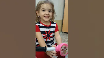 فتاة صغيرة تقرأ سورة الاخلاص بطريقة جميلة 