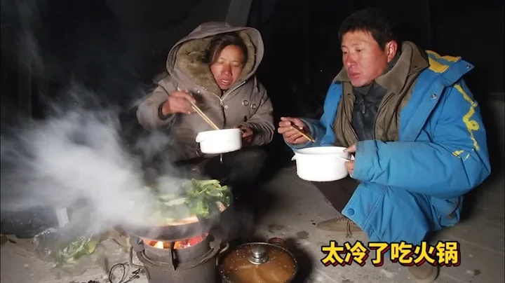 80两夫妻冬季骑行穷游青海，找到路边屋檐下露营，太冷了煮火锅吃 - 天天要闻
