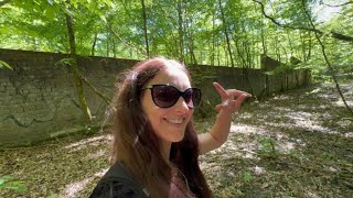 Urwald vor den Toren der Stadt - historische Mauer