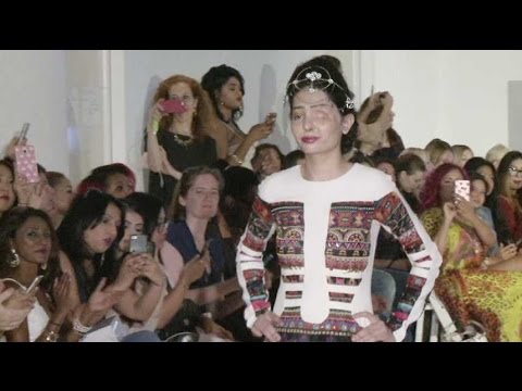 Une jeune indienne défigurée à l'acide a défilé à la Fashion Week de New York