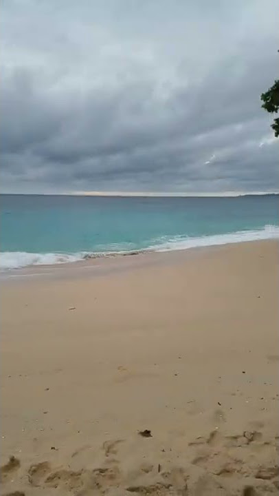 Inilah suasana pantai Paal di Hari Minggu pagi masi sepi